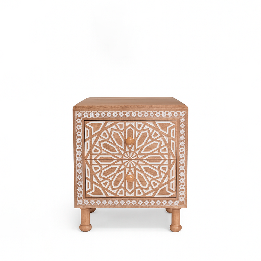 Mesa de Noche Tallada Andes – Madera Natural con Detalles Artesanales