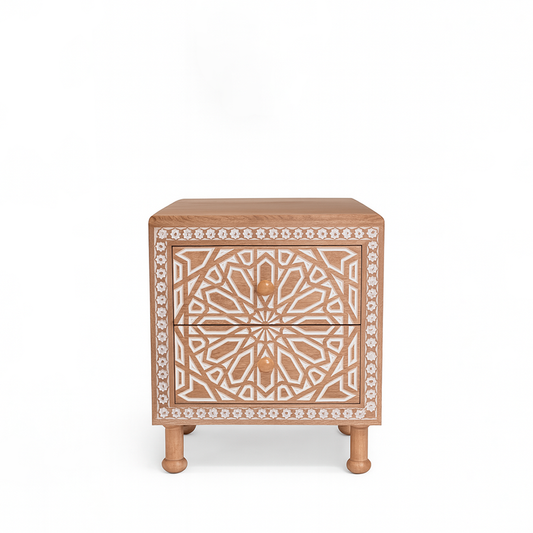 Mesa de Noche Tallada Andes – Madera Natural con Detalles Artesanales