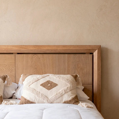 Cama con Estructura en Roble Macizo y Espaldar en Triple Decorativo — Modelo Andina