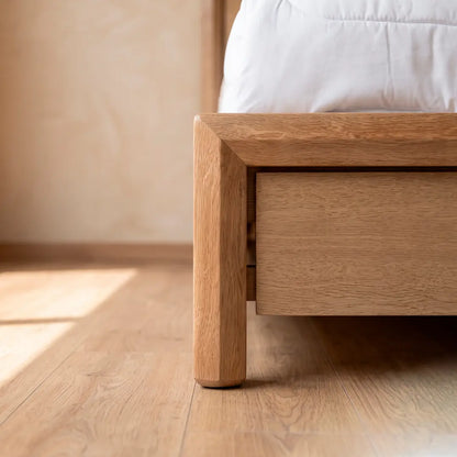 Cama con Estructura en Roble Macizo y Espaldar en Triple Decorativo — Modelo Andina