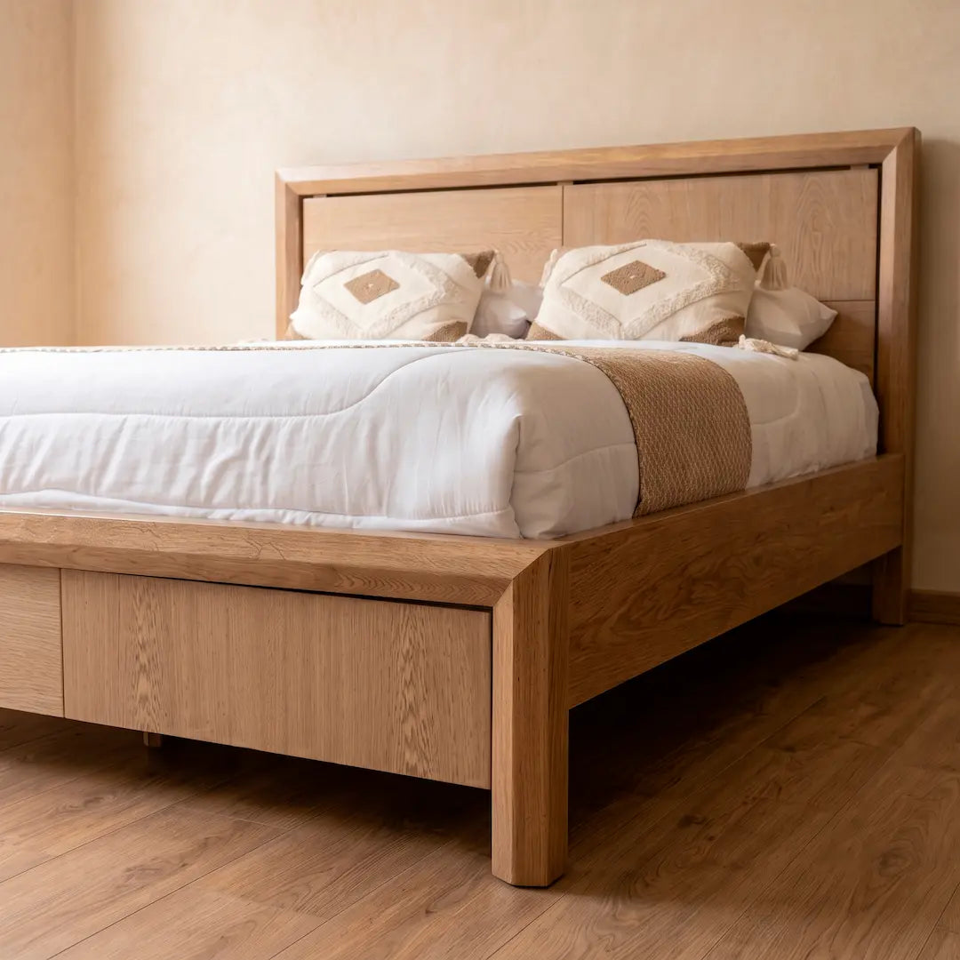 Cama con Estructura en Roble Macizo y Espaldar en Triple Decorativo — Modelo Andina