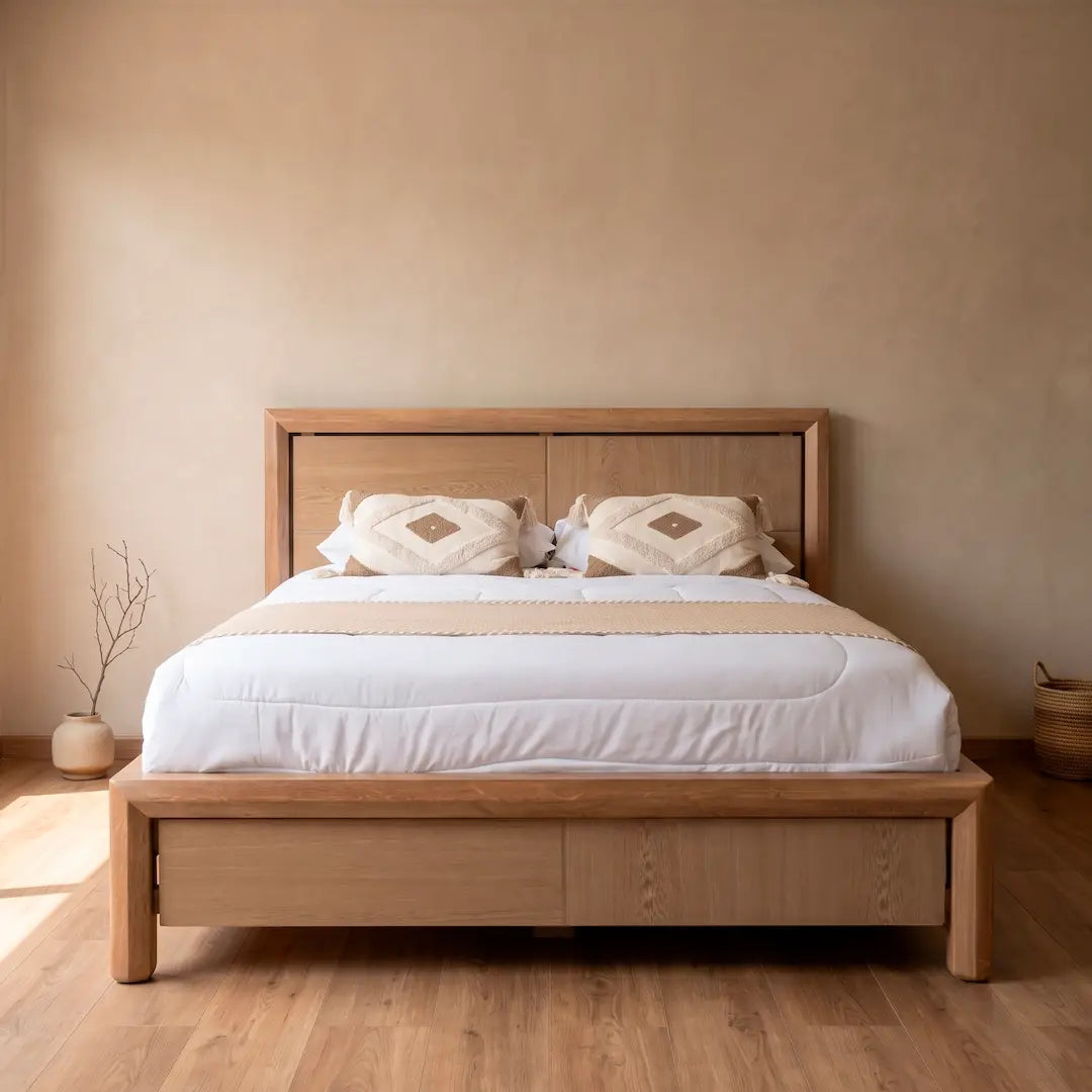Cama con Estructura en Roble Macizo y Espaldar en Triple Decorativo — Modelo Andina