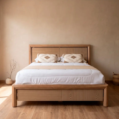 Cama con Estructura en Roble Macizo y Espaldar en Triple Decorativo — Modelo Andina