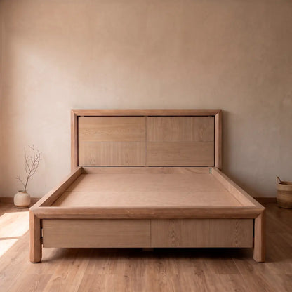 Cama con Estructura en Roble Macizo y Espaldar en Triple Decorativo — Modelo Andina