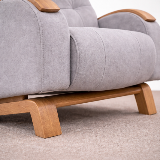 Mecedora Moderna Tapizada con Base en Madera | Modelo Bruma