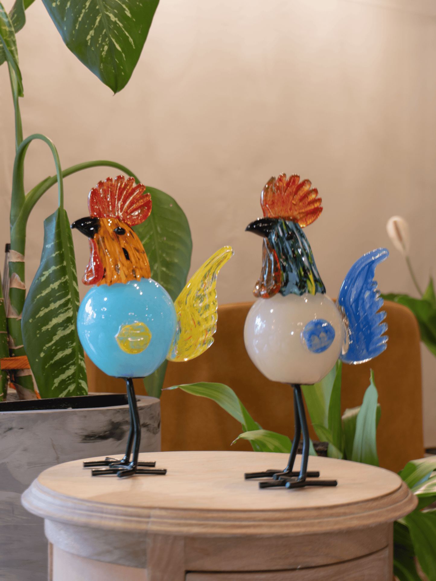 Gallos Decorativos Artesanales en Resina | Figuras Modernas de Colores