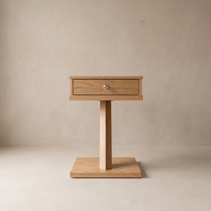 Mesa de noche Andina en madera natural de diseño minimalista, en dormitorio — Loft Mobiliario