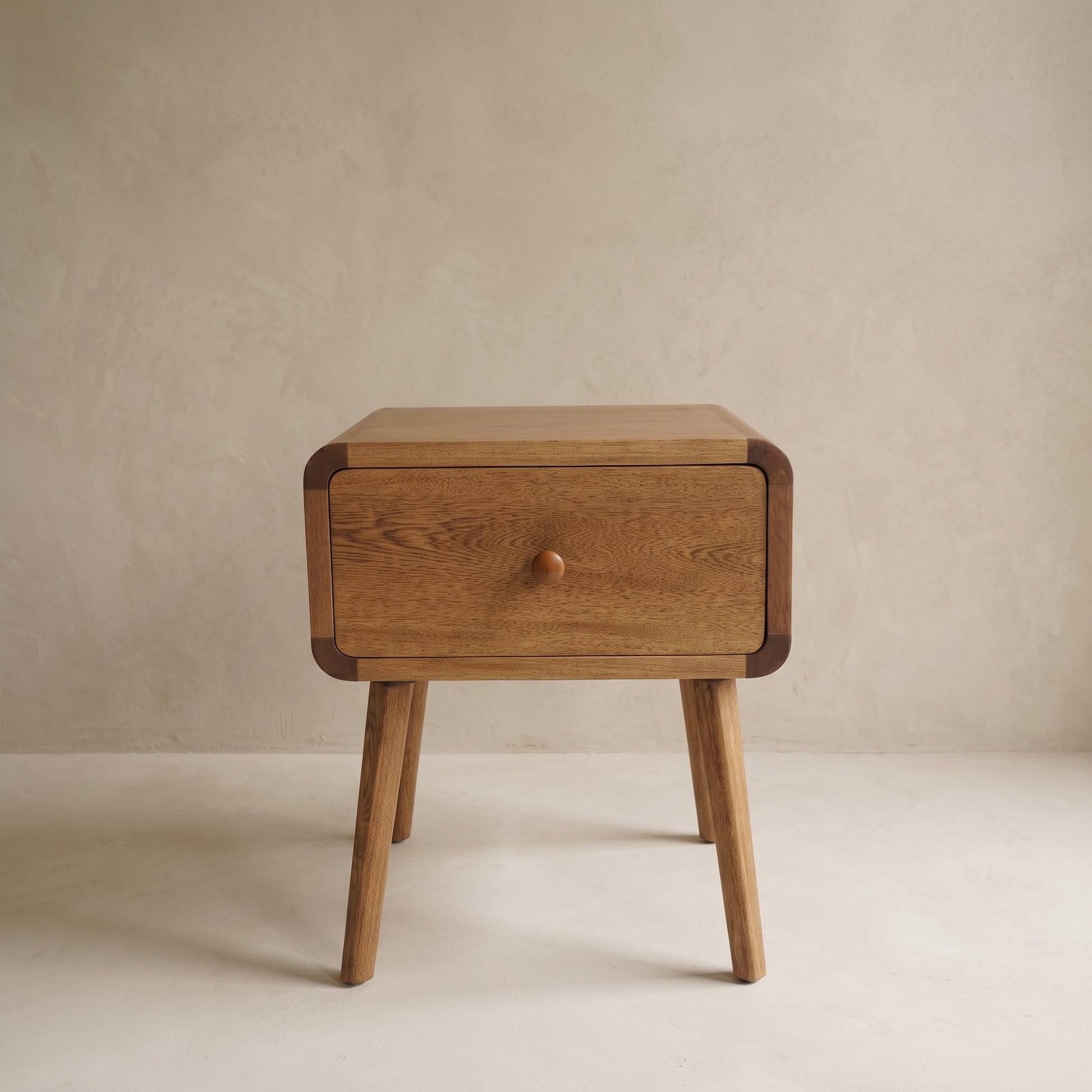 Mesa de noche Barichara en madera natural, estilo moderno colombiano, en dormitorio — Loft Mobiliario