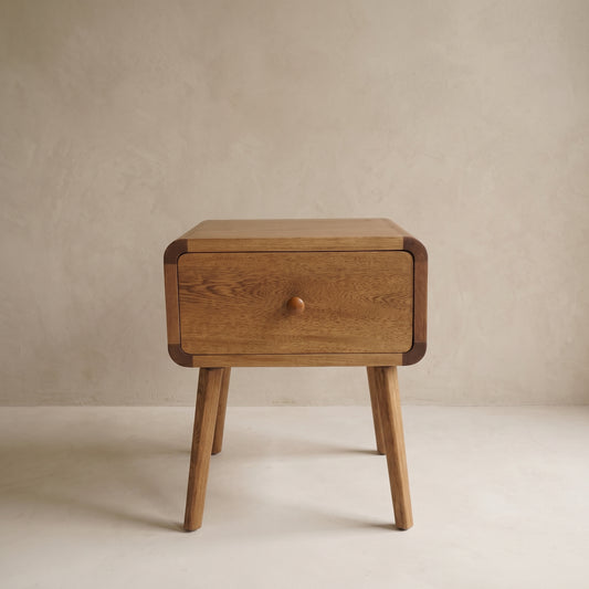 Mesa de noche Barichara en madera natural, estilo moderno colombiano, en dormitorio — Loft Mobiliario