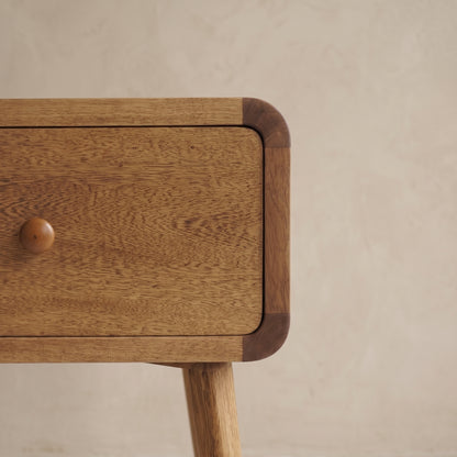 Mesa de noche Barichara en madera natural, vista lateral — Loft Mobiliario