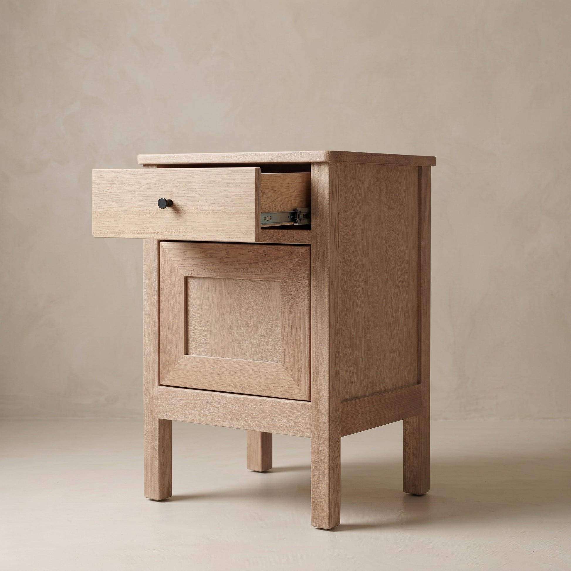 Mesa de noche Manglar en roble macizo, vista en ambiente de dormitorio — Loft Mobiliario