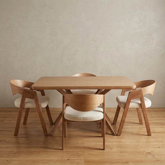 Juego de comedor en roble: mesa Pulpo 140×190 con tapa enchapada y 4 sillas Alfa, en ambiente — Loft Mobiliario