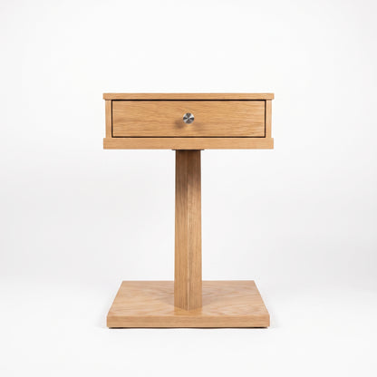 Mesa de noche Andina en madera natural, vista frontal — Loft Mobiliario