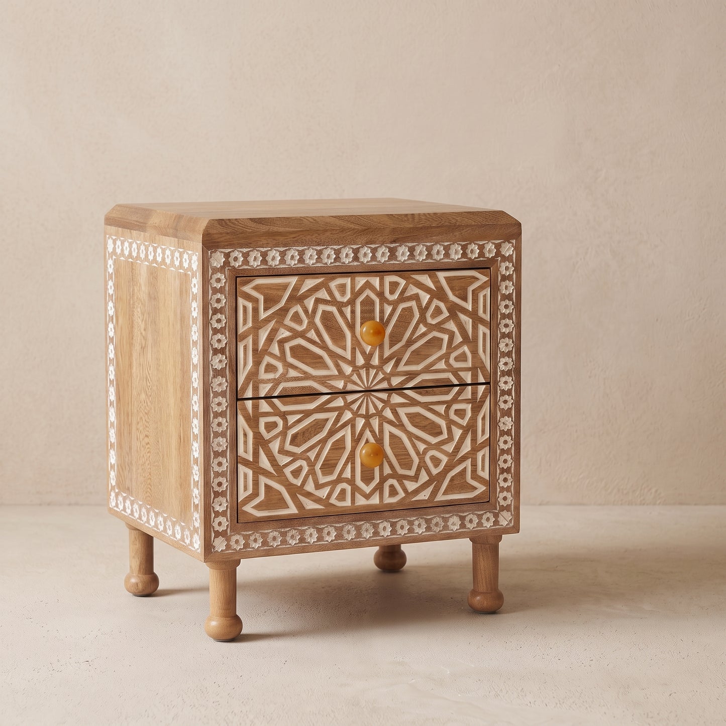 Mesa de noche Andes, detalle del tallado artesanal en la madera — Loft Mobiliario