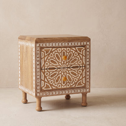 Mesa de noche Andes, detalle del tallado artesanal en la madera — Loft Mobiliario
