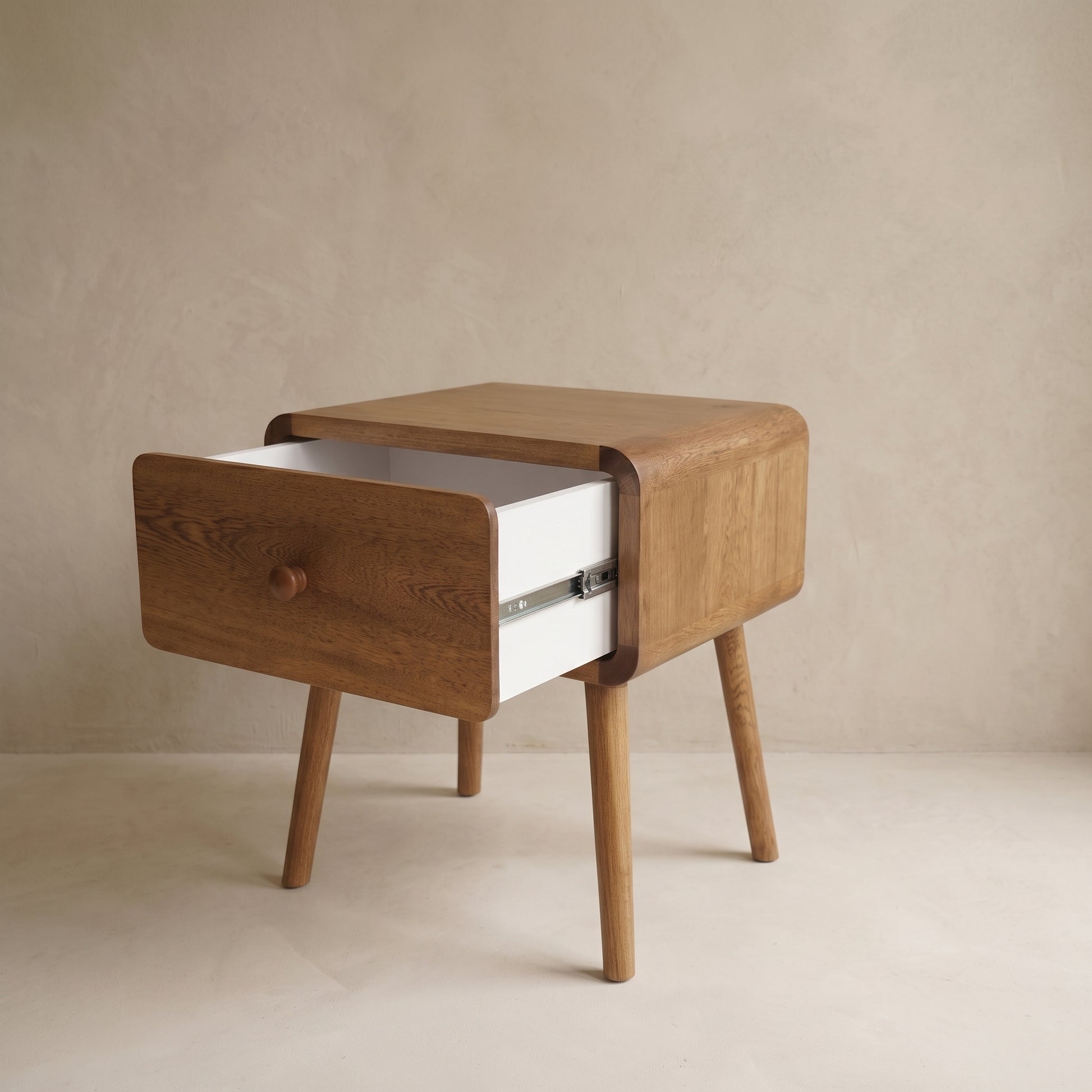Mesa de noche Barichara, detalle del diseño y acabado en madera natural — Loft Mobiliario