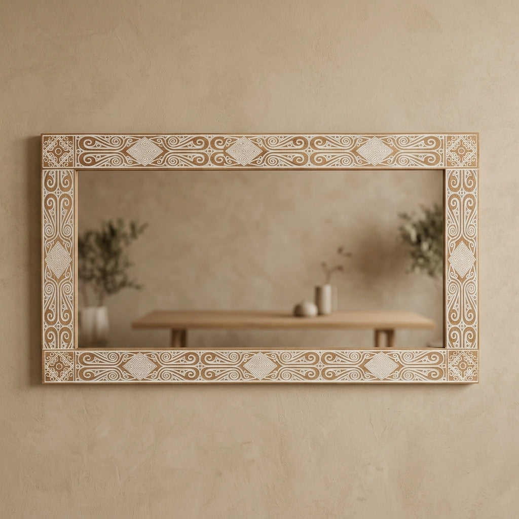 Espejo Amazonas en roble macizo con marco tallado en relieve blanco, colgado en pared beige sobre una consola de madera — Loft Mobiliario