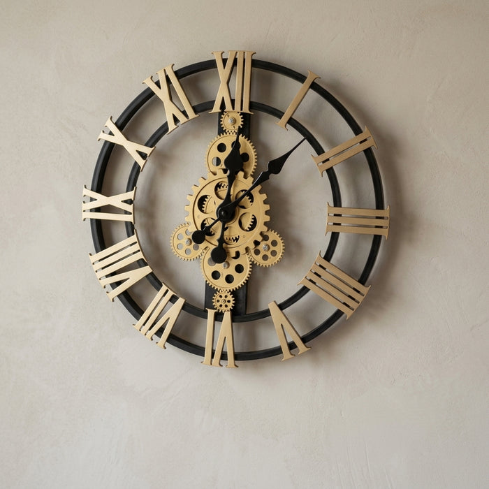 Reloj de pared industrial con engranajes móviles y números romanos, en negro y dorado, montado en pared — Loft Mobiliario