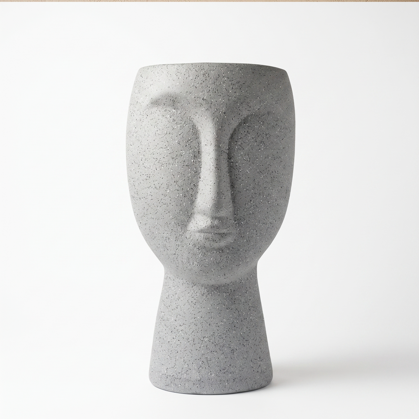 Matera decorativa con forma de rostro en cerámica gris moteado, vista frontal sobre fondo blanco