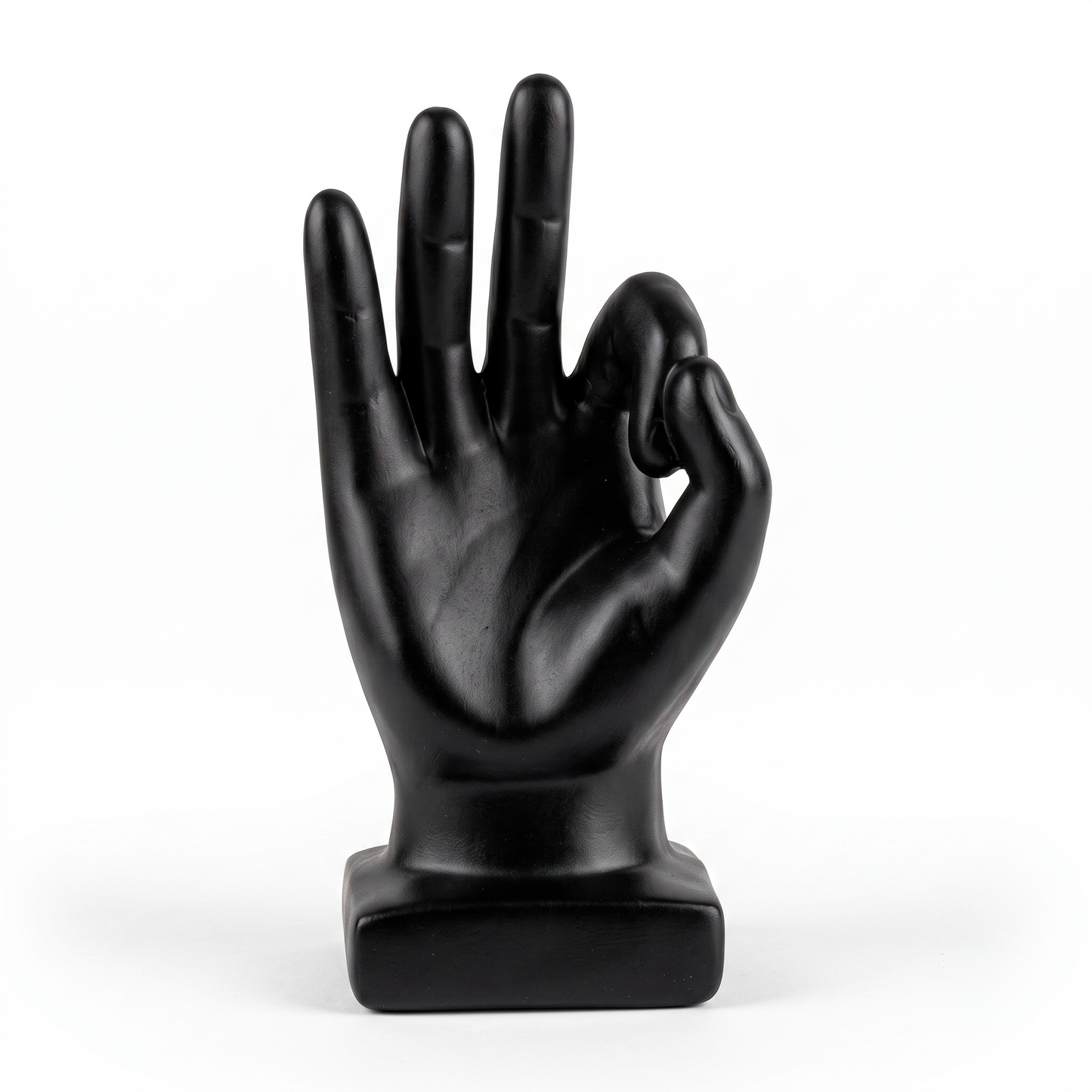 Escultura de mano gesto OK en cerámica negra mate, vista frontal sobre fondo blanco