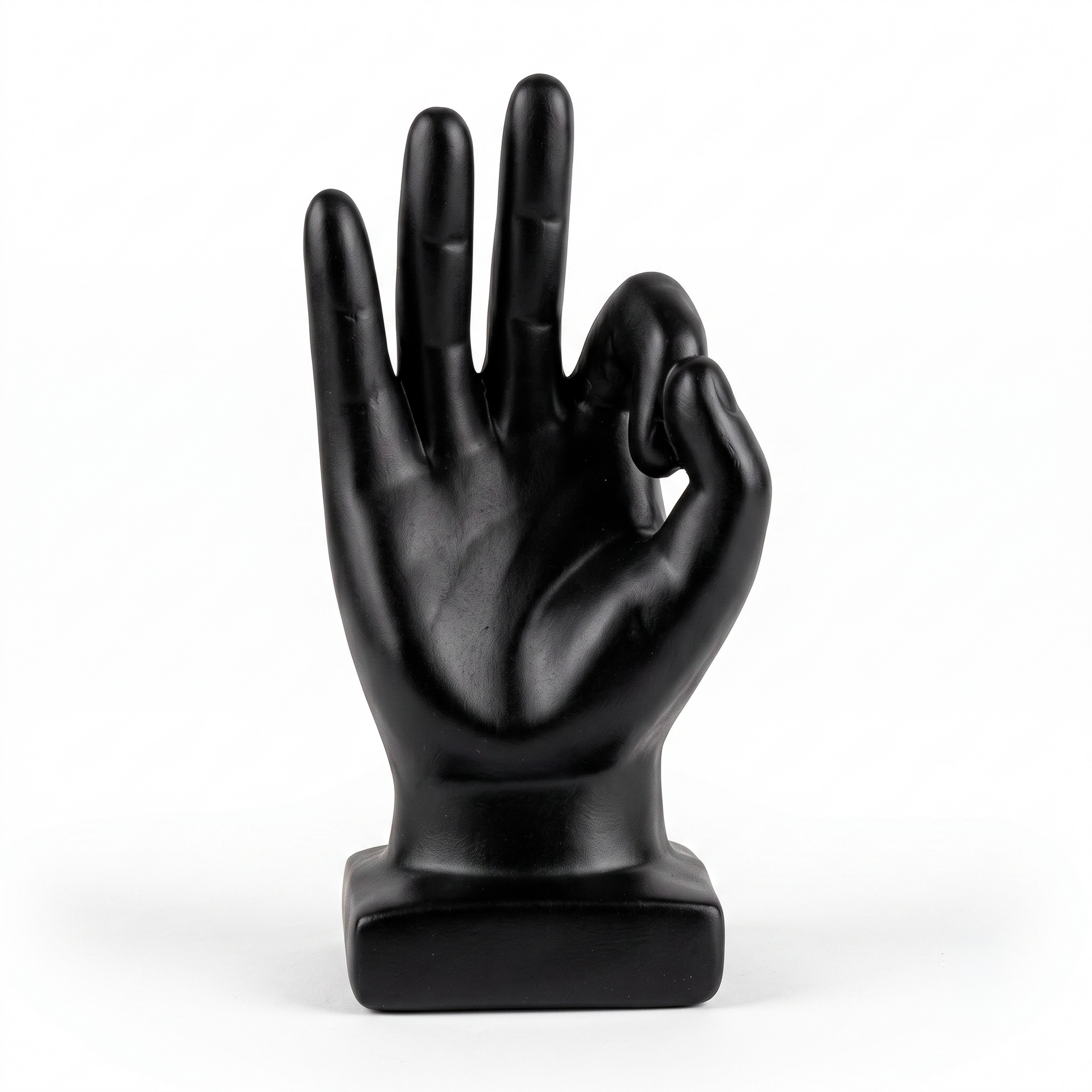 Escultura de mano gesto OK en cerámica negra mate, vista frontal sobre fondo blanco