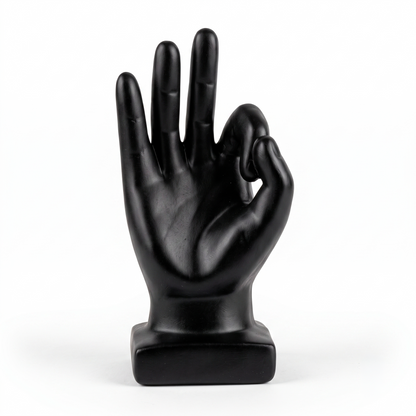 Escultura de mano gesto OK en cerámica negra mate, vista frontal sobre fondo blanco