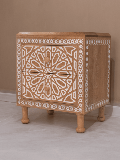 Mesa de Noche Tallada Andes – Madera Natural con Detalles Artesanales