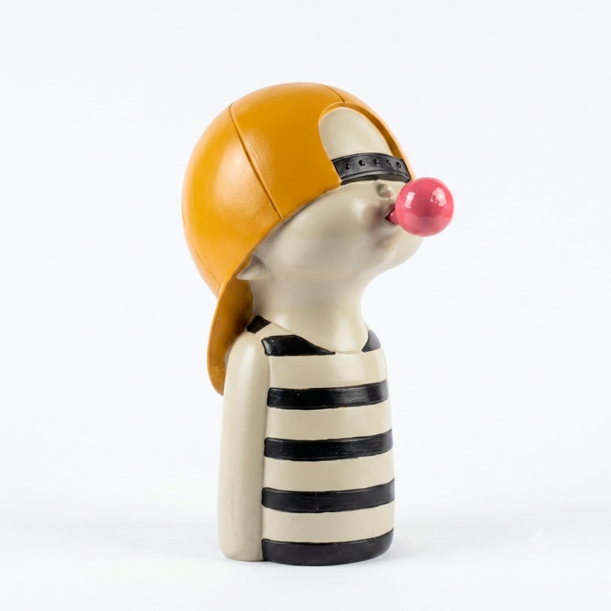 Figura decorativa niño con gorra y globo, vista de perfil en resina marfil, fondo blanco