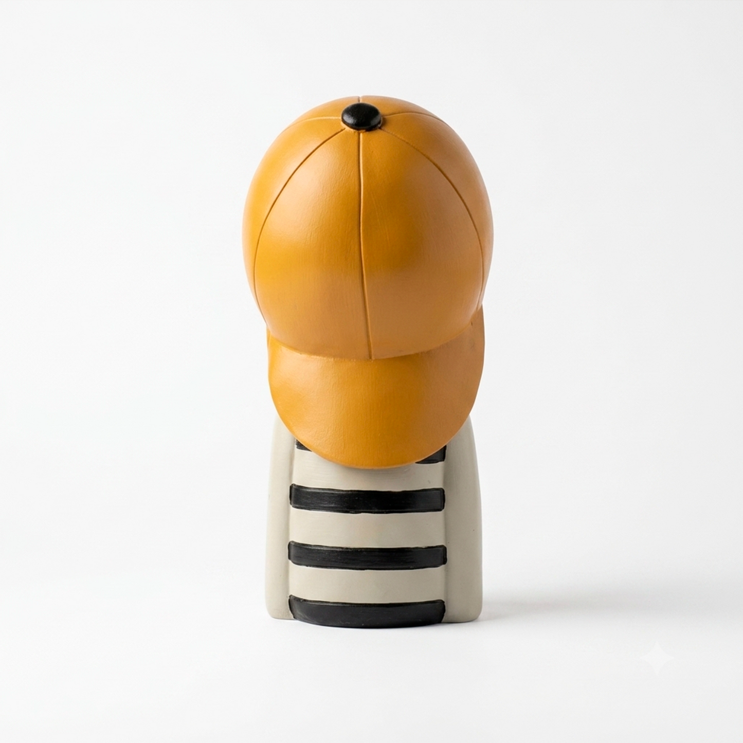 Figura decorativa niño con gorra mostaza, vista posterior que muestra la gorra, resina marfil, fondo blanco