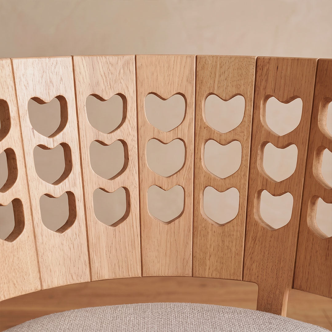 Silla Amero – Diseño en Madera con Respaldo Tallado