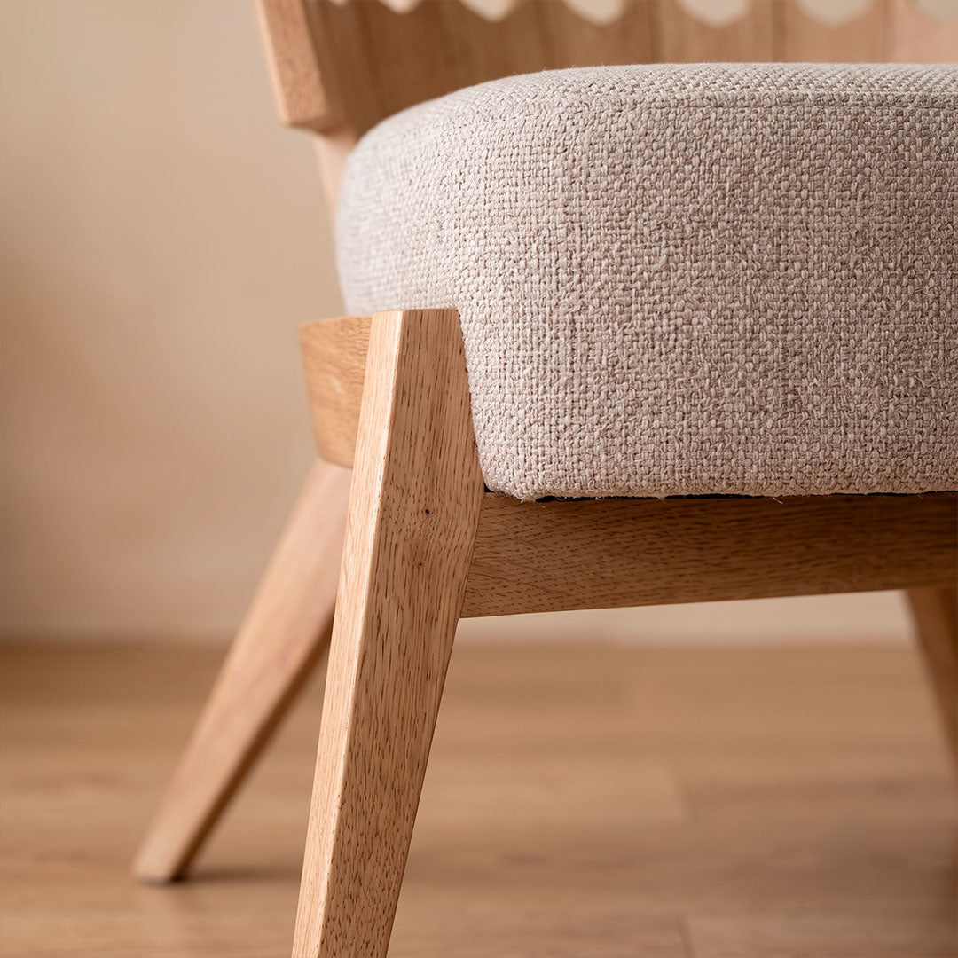 Silla Amero – Diseño en Madera con Respaldo Tallado