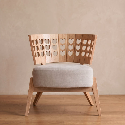 Silla Amero – Diseño en Madera con Respaldo Tallado