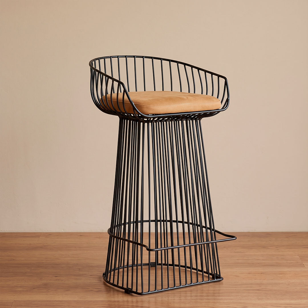 Silla de barra en varilla de hierro negra con asiento acolchado en microfibra símil cuero coñac, detalle del asiento