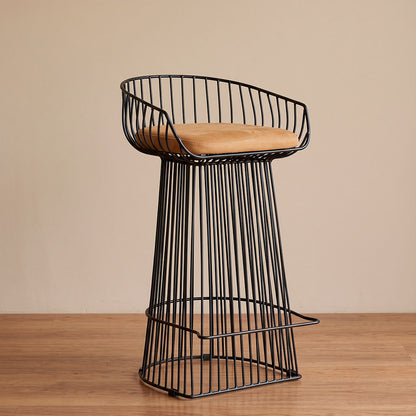 Silla de barra en varilla de hierro negra con asiento acolchado en microfibra símil cuero coñac, detalle del asiento