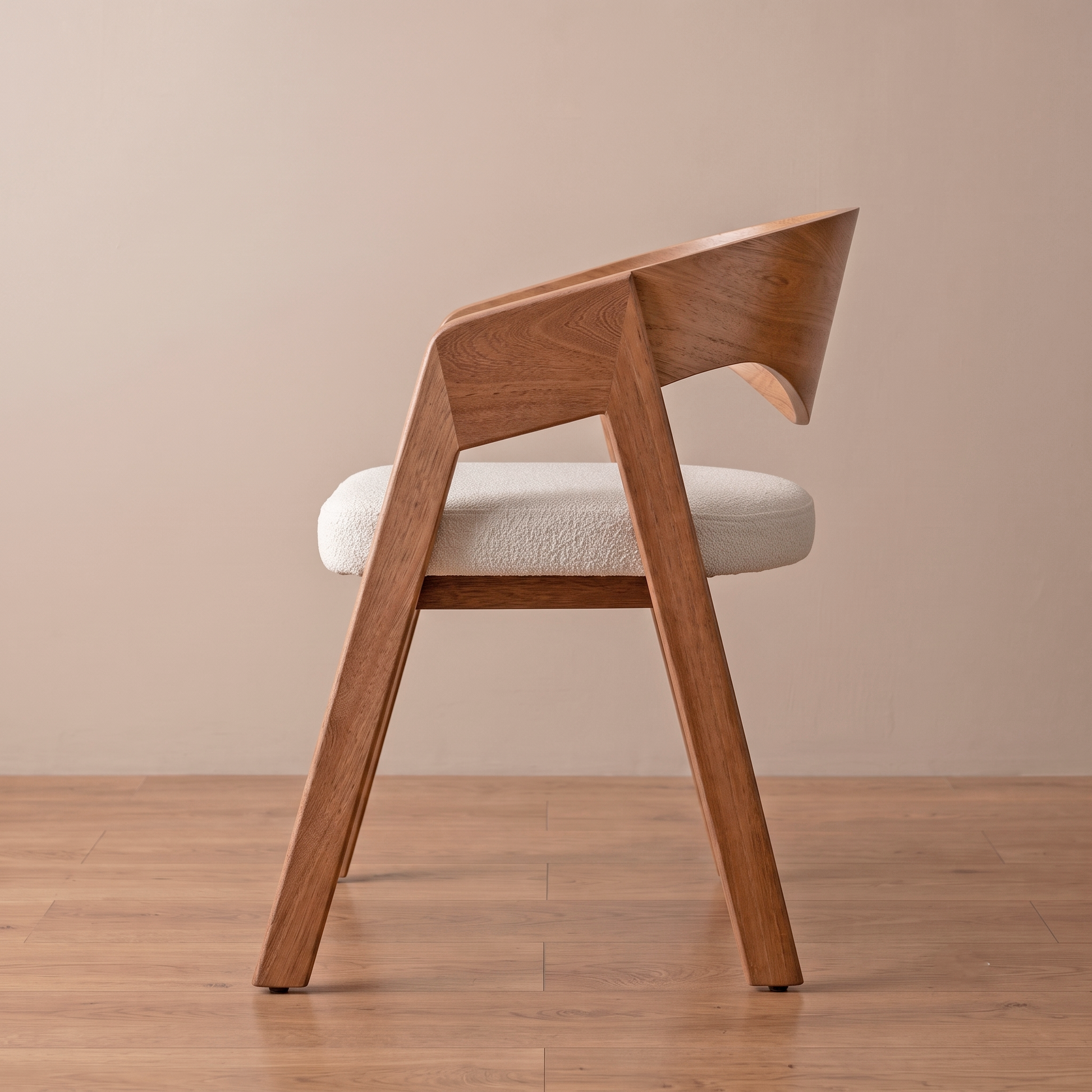 Silla de comedor Alfa en roble natural, vista lateral mostrando el espaldar chapado y las patas en ángulo