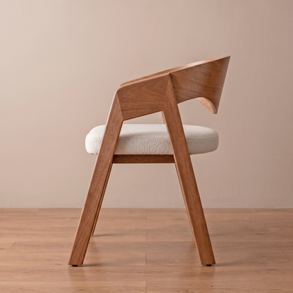 Silla de comedor Alfa en roble natural, vista lateral mostrando el espaldar chapado y las patas en ángulo