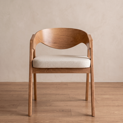 Silla de comedor Alfa en roble natural con asiento bouclé crema, vista frontal