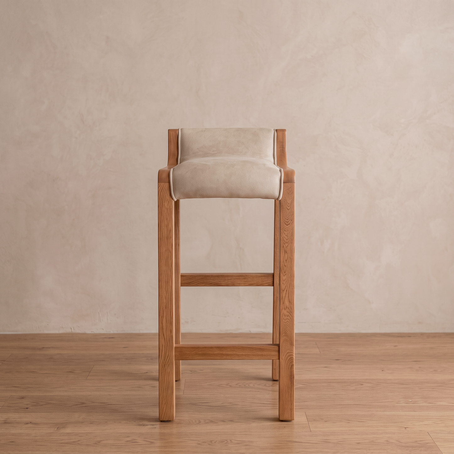 Silla de barra Artesana en roble natural, vista frontal con respaldo bajo tapizado marfil