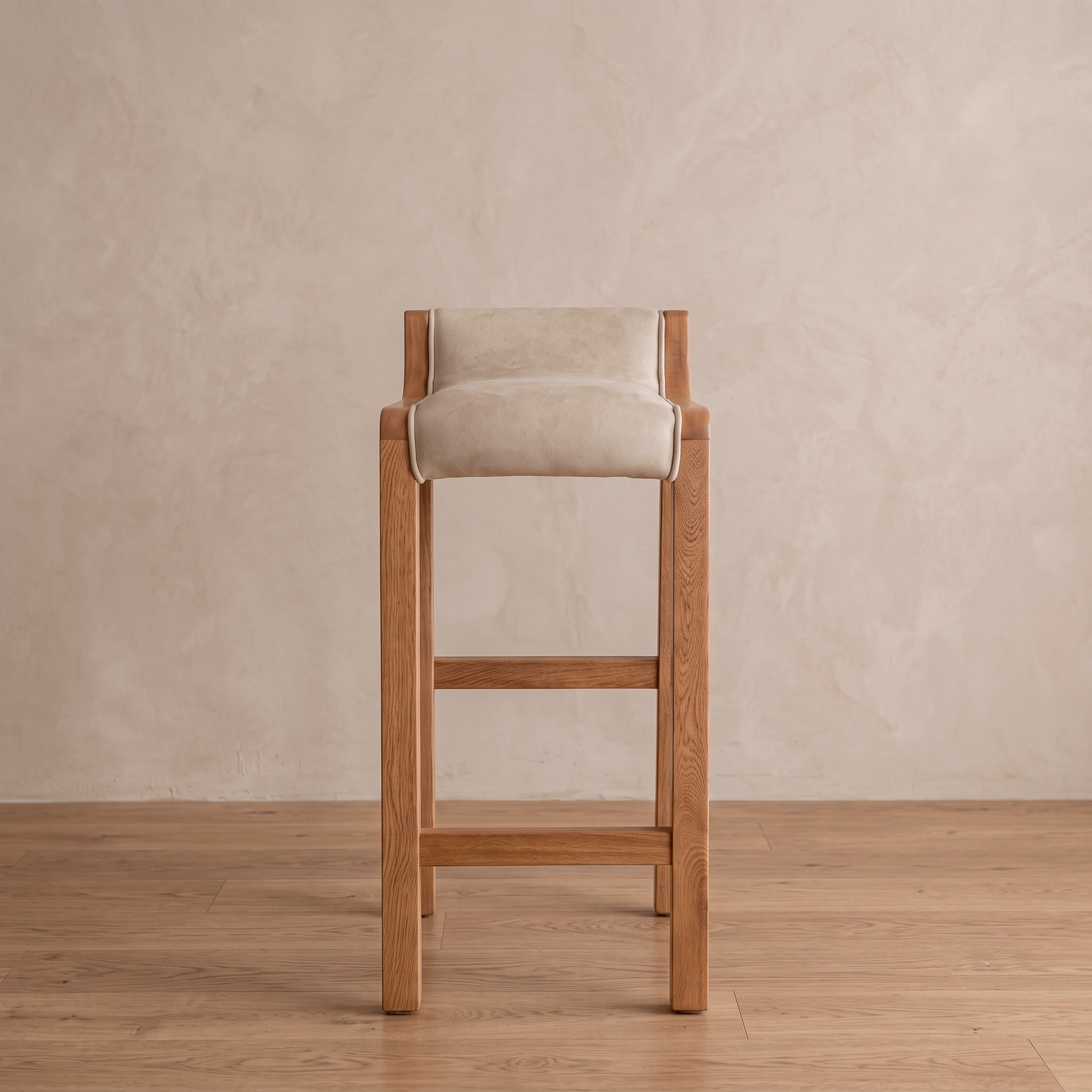 Silla de barra Artesana en roble natural, vista frontal con respaldo bajo tapizado marfil