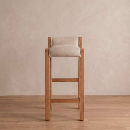 Silla de barra Artesana en roble natural, vista frontal con respaldo bajo tapizado marfil