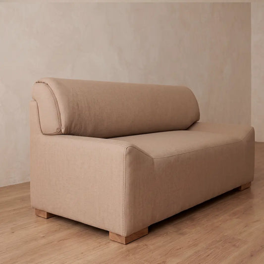 Sofá Tapizado con Base en Madera Natural — Modelo Nevado