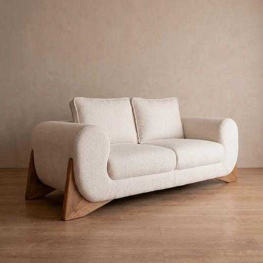 Sofá Tapizado con Detalles en Madera Natural — Modelo Memphis