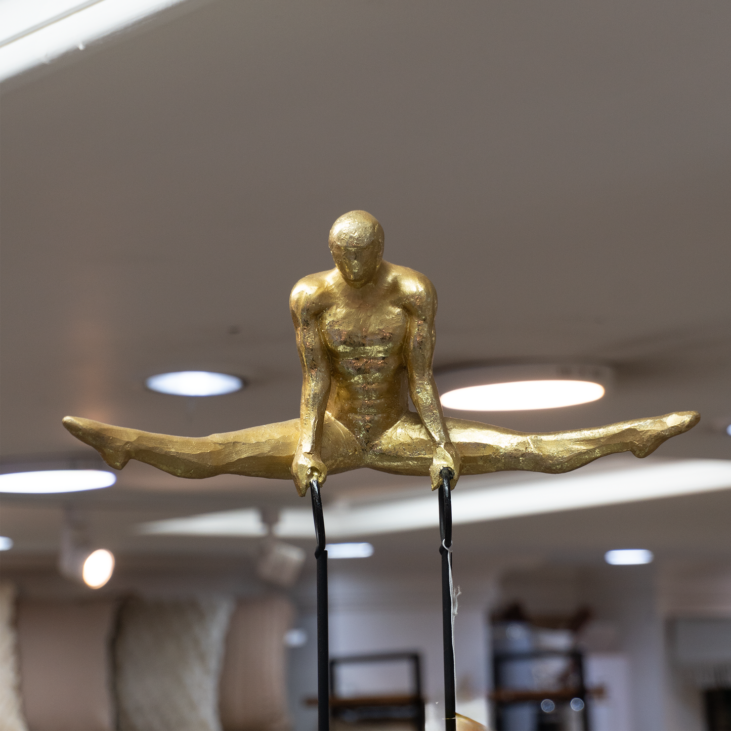 Esculturas Acróbatas Doradas – Arte en Movimiento