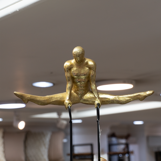 Esculturas Acróbatas Doradas – Arte en Movimiento