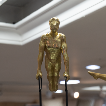 Esculturas Acróbatas Doradas – Arte en Movimiento