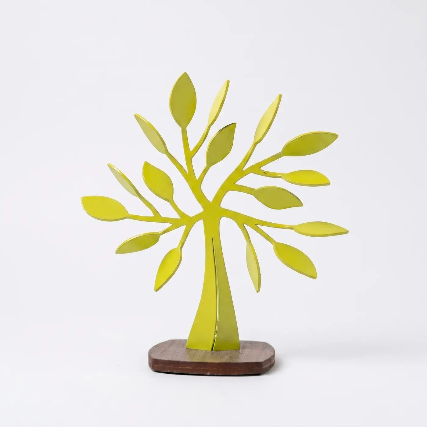 Escultura decorativa en forma de árbol metálico color amarillo limón sobre base de madera, diseño moderno de autor colombiano para decoración de interiores.