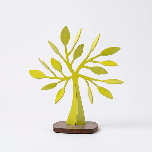 Escultura decorativa en forma de árbol metálico color amarillo limón sobre base de madera, diseño moderno de autor colombiano para decoración de interiores.