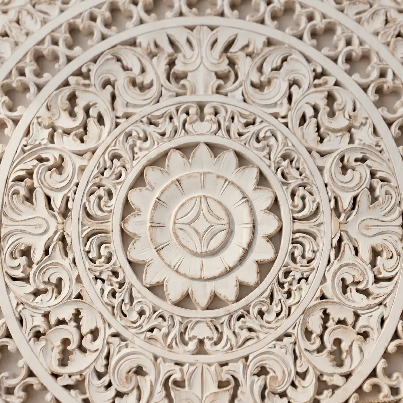 Mandala decorativa blanca estilo minimalista tallada en madera.