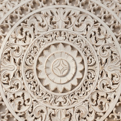 Mandala decorativa blanca estilo minimalista tallada en madera.
