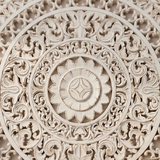 Mandala decorativa blanca estilo minimalista tallada en madera.